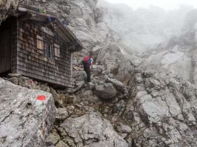 017-Im Gamsaengersteig am Notbiwak Babenstuberhuettchen